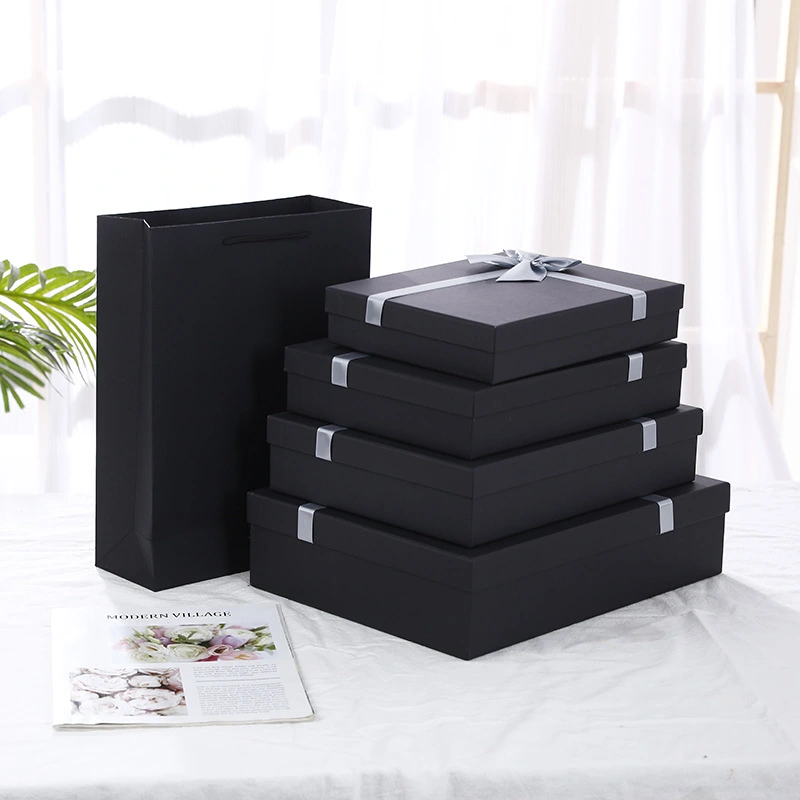 Rektangulär svart presentförpackning med lock